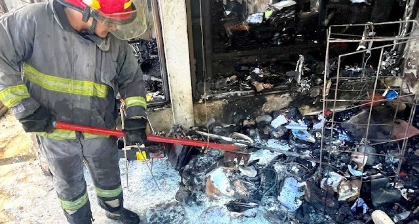 Bomberos extinguieron el incendio de una vivienda en la calle Carlos Ayala