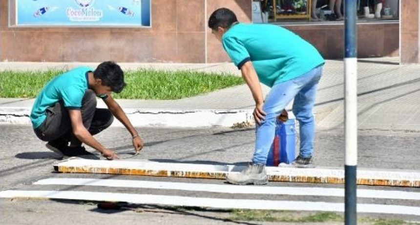 LA COMUNA REFUERZA LA SEÑALIZACIÓN VIAL EN ZONAS DE ESTABLECIMIENTOS EDUCATIVOS 