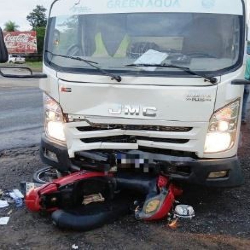 Una motociclista sufrió heridas graves al protagonizar un siniestro vial con un camión