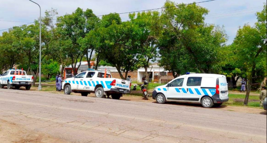 Una mujer fallecida en el patio de una vivienda, puso en movimiento a la Policía y al poder judicial