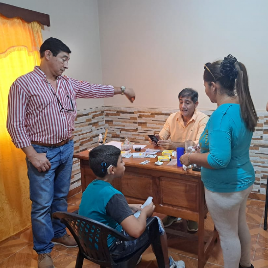 Niño con hipoacusia recibió elementos necesarios para utilizar su implante coclear