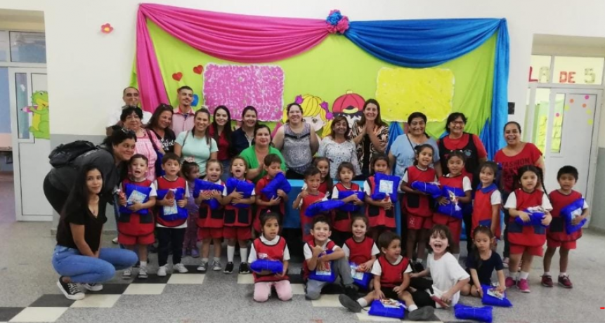 Entregaron buzos escolares a jardineritos del Lote 4
