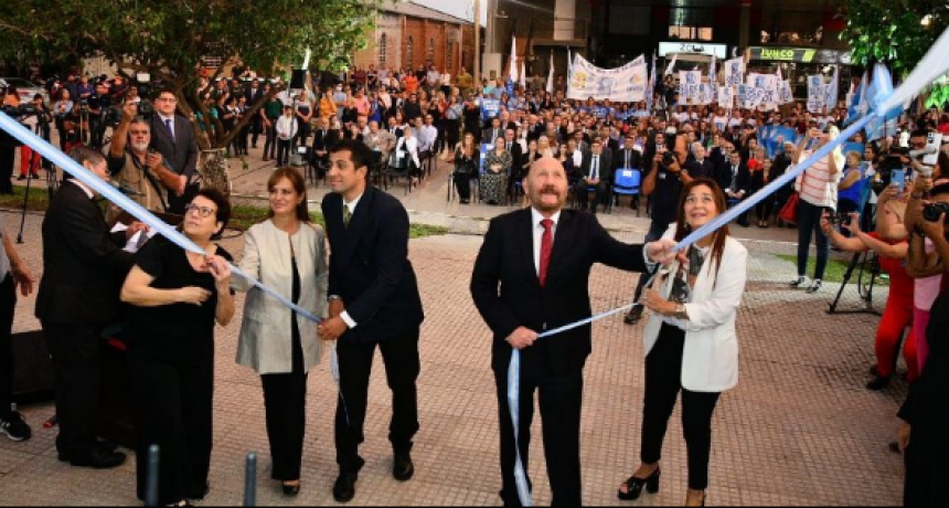 El Gobernador presidió acto de imposición de nombre al Hospital de Día del barrio 2 de Abril