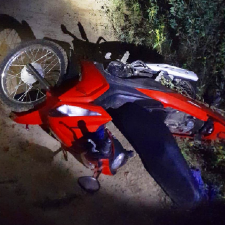 Un hombre falleció tras caer de su moto, en un camino vecinal de la Colonia Sarmiento