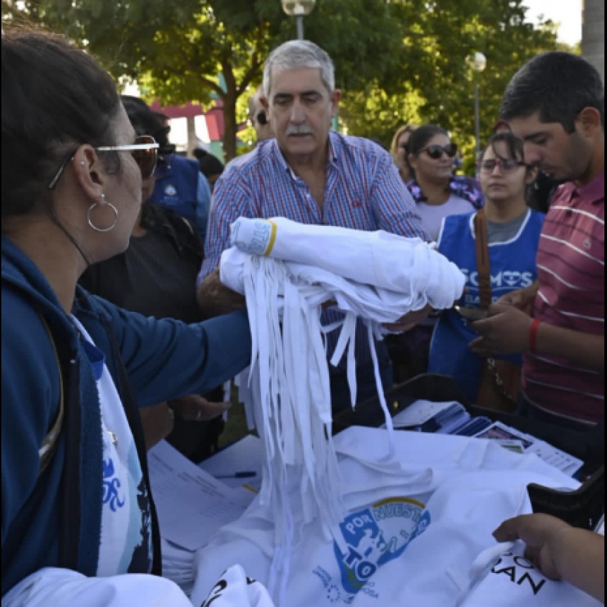 CACHO GARCIA: Recorrimos el B° Antenor Gauna y barrios aledaños repartiendo invitaciones para el Operativo Solidario