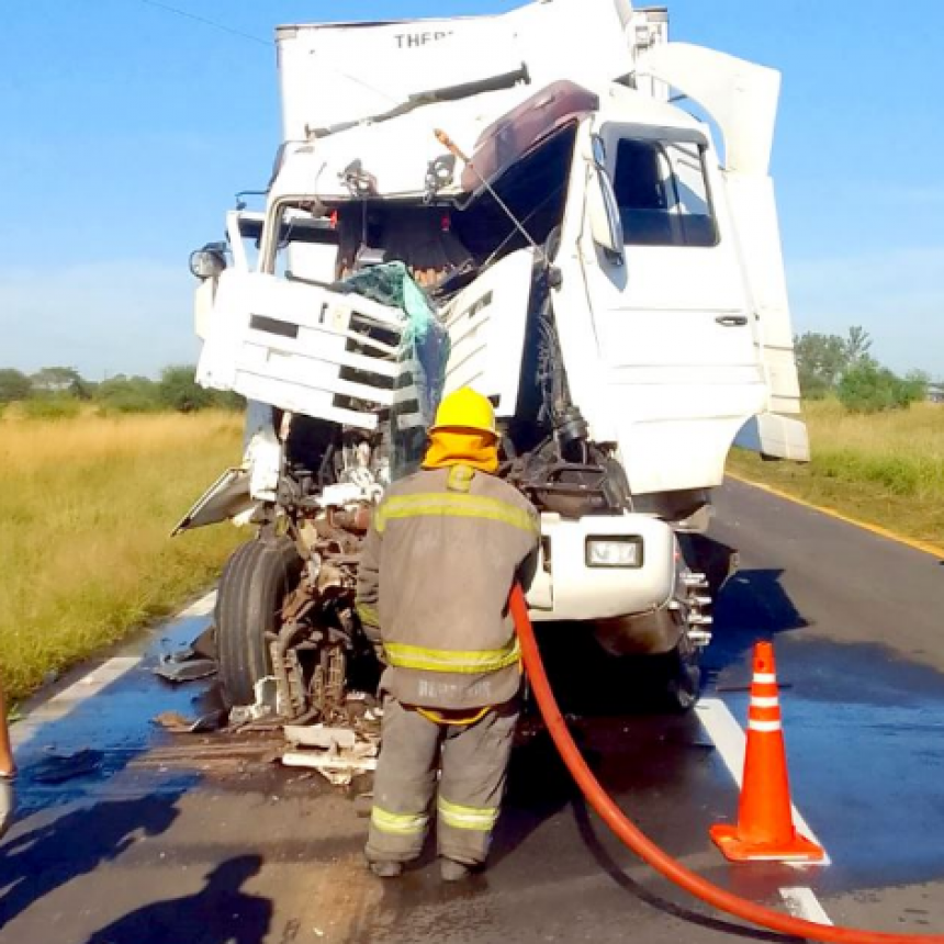 Choque entre dos camiones no terminó en tragedia de milagro