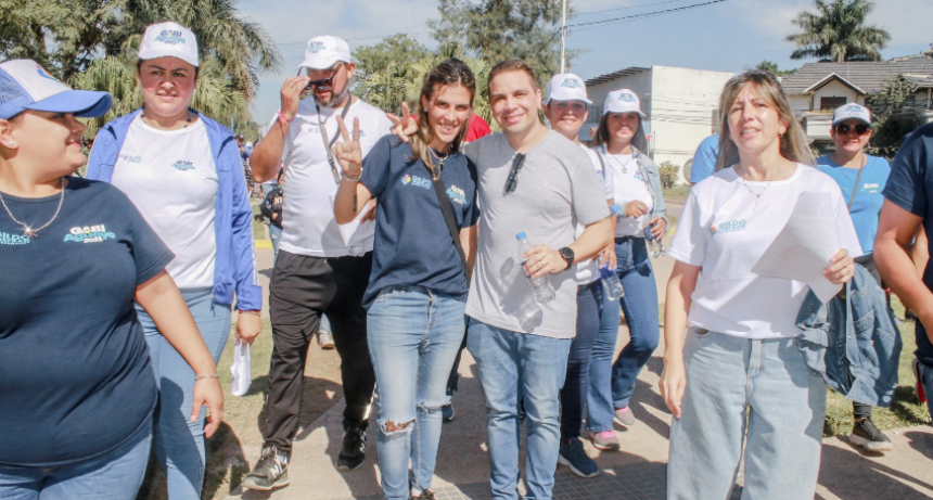 PIRANÉ: El candidato a intendente Gabriel Aguayo salió a recorrer el centro de la ciudad de Pirane con una masiva concurrencia
