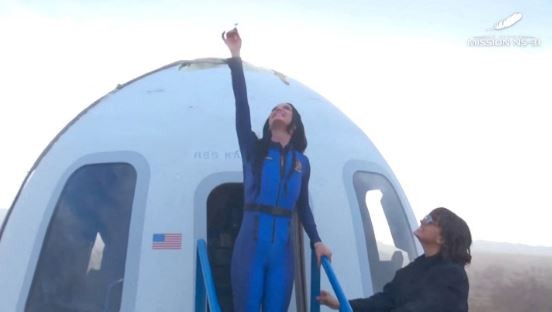 El histórico vuelo espacial de seis mujeres, entre ellas Katy Perry y la prometida de Jeff Bezos