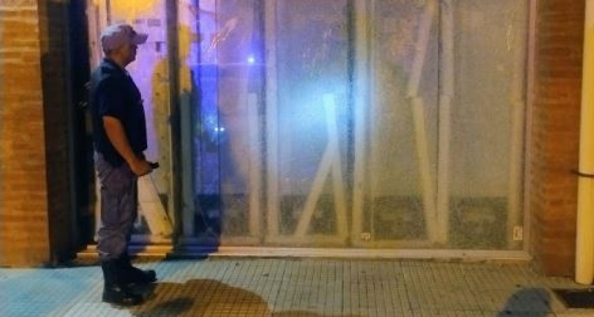 Investigan los daños causados a un comercio en el Eva Perón
