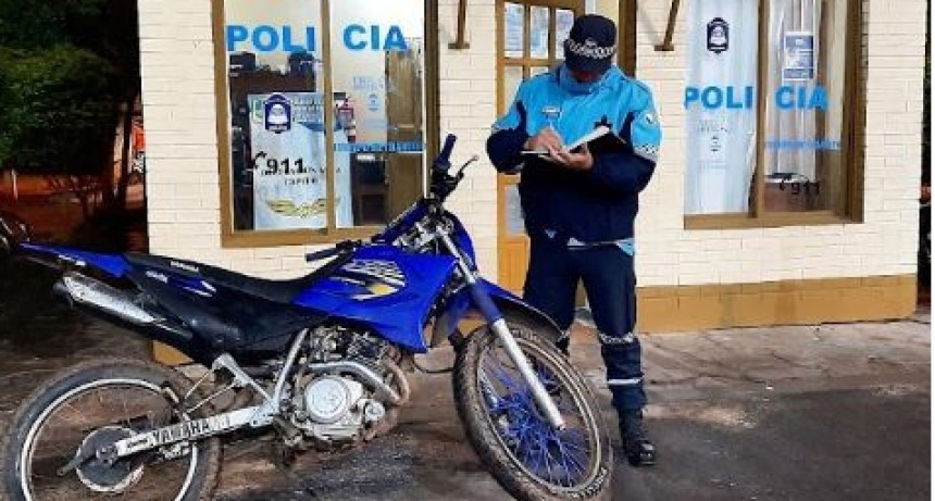 La Policía detuvo a cinco sujetos, secuestró tres motos y motopartes
