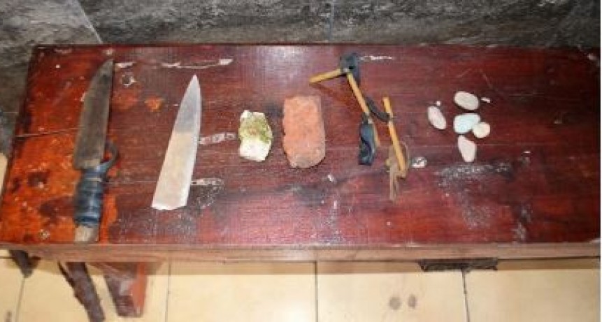 Violenta gresca en el barrio Namqom terminó con tres detenidos y un móvil policial dañado