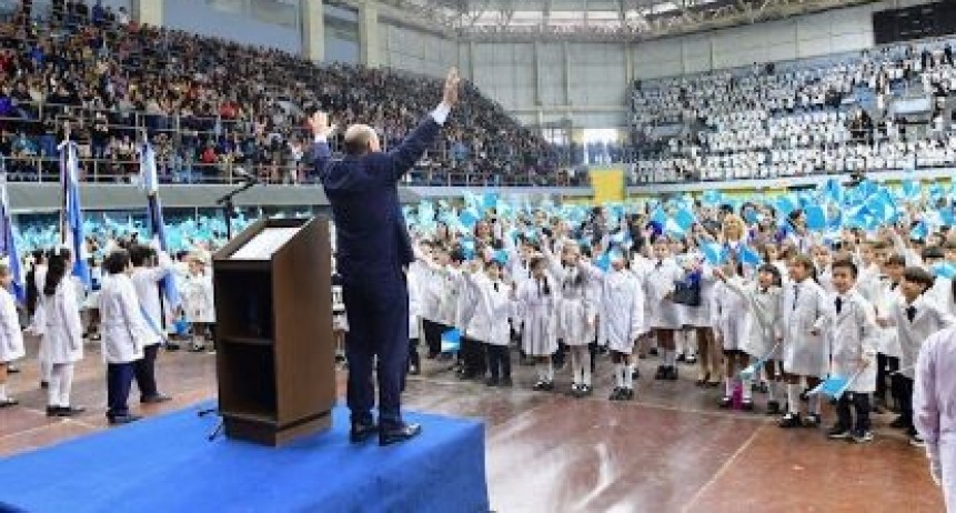Insfrán tomó la promesa de lealtad a la bandera provincial a estudiantes del cuarto año