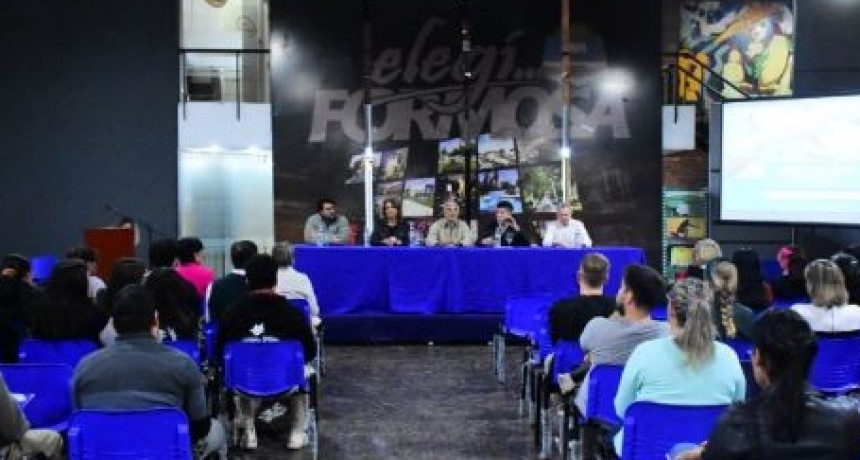 Capacitan a emprendedores en manipulación segura de alimentos