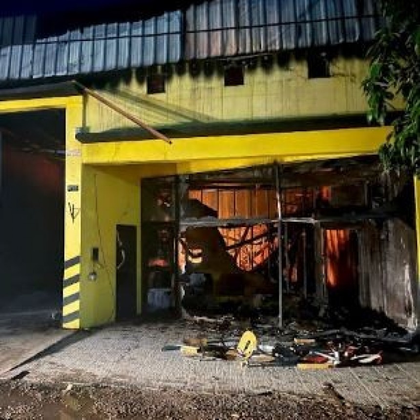 Bomberos trabajó durante horas para extinguir el voraz incendio en un galpón comercial de General Belgrano