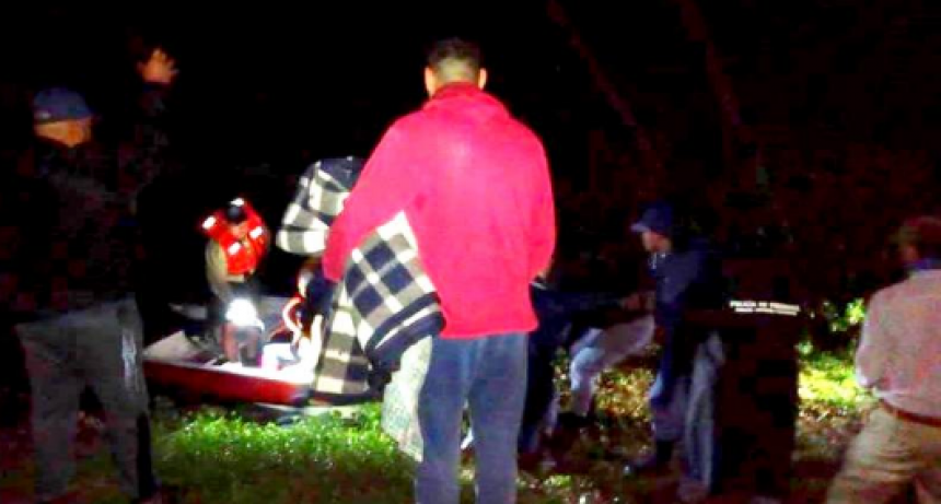 Bomberos rescataron a cuatro personas que quedaron varadas en el Bañado La Estrella