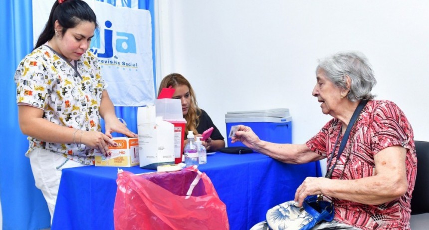 Beneficiarios que asisten a talleres de la CPS recibieron vacuna antigripal y refuerzo del COVID