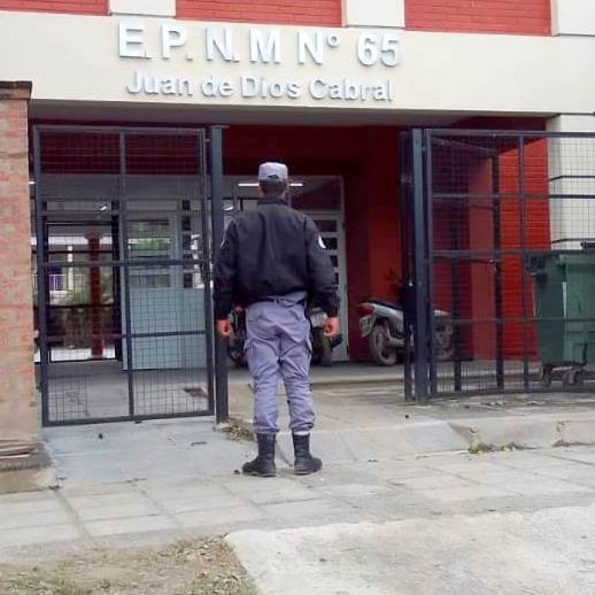 Intentó ingresar a la cantina de una escuela y la Policía lo retuvo