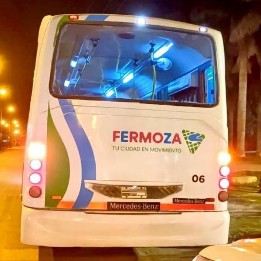 Dos jóvenes fueron retenidos por atacar y dañar un colectivo urbano