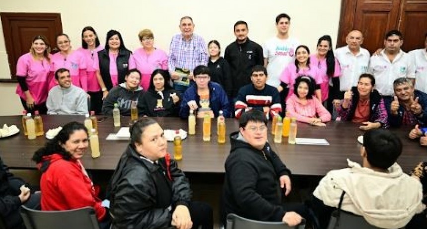 El intendente Jofré recibió la visita de alumnos y alumnas de los talleres Superarte