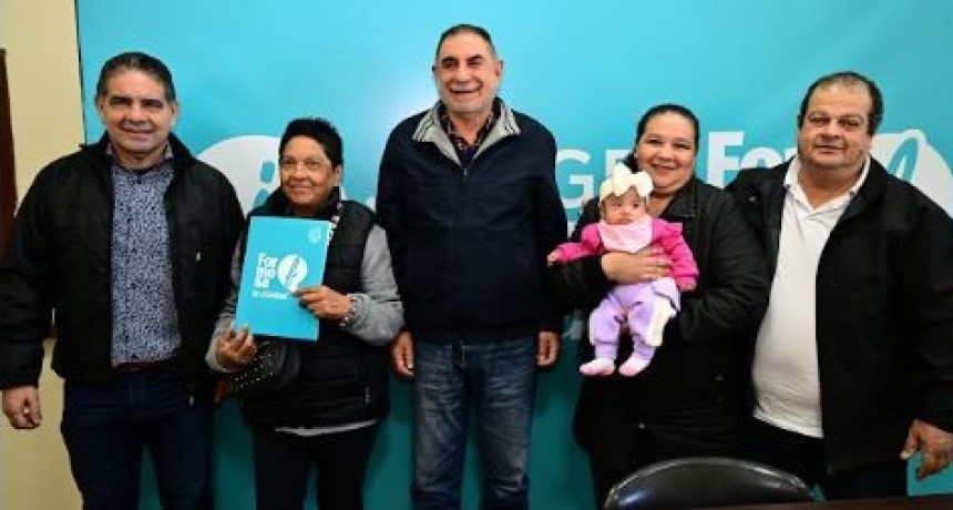 El intendente Jofré firmó escritura de terrenos de vecinos del barrio Eva Perón