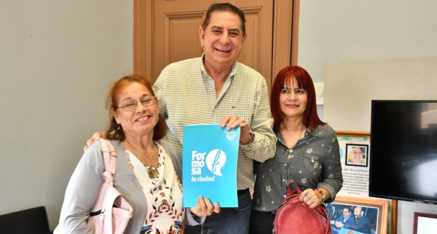 El intendente Jofré entregó título de propiedad a vecina del barrio Eva Perón