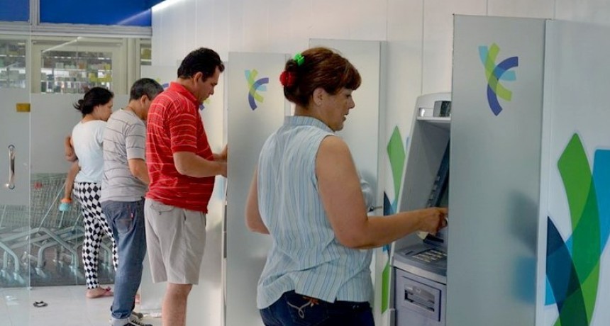 Instan a los bancos a mantener con dinero todos los cajeros automáticos
