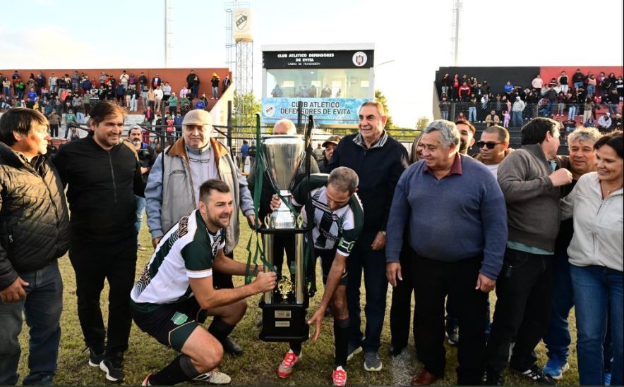 Jofré presenció la final del Federativo de Clubes y premió al brillante campeón Mariano Moreno