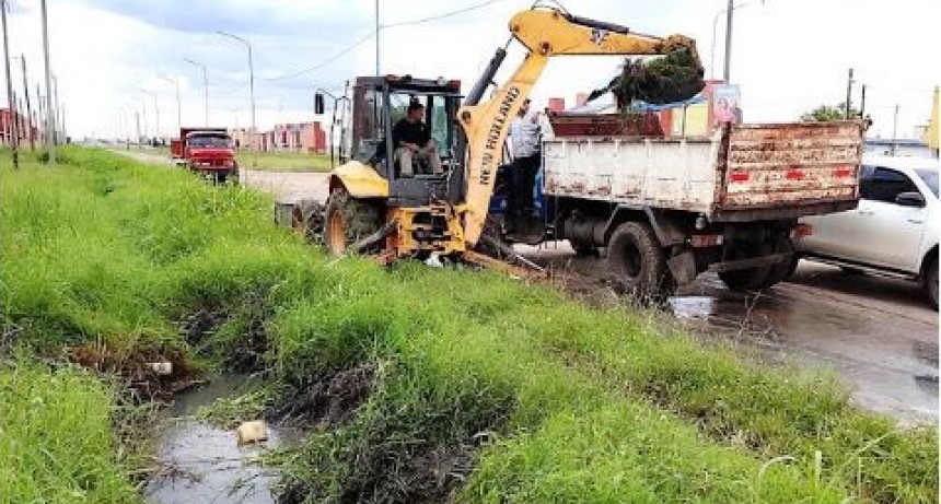 La comuna dio continuidad este lunes a los trabajos de mantenimiento del drenaje urbano