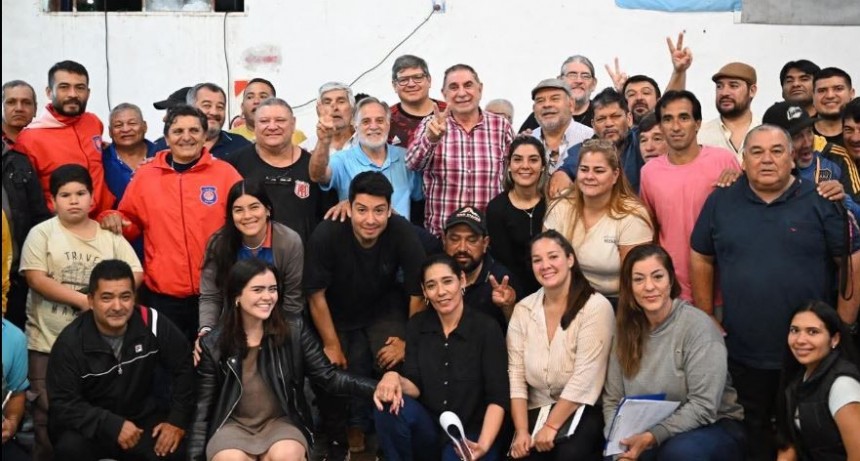  Jofré junto a la dirigencia del fútbol