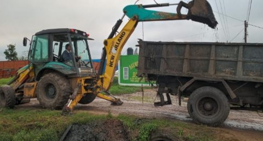 El municipio prosiguió este sábado con las tareas de mantenimiento del drenaje urbano