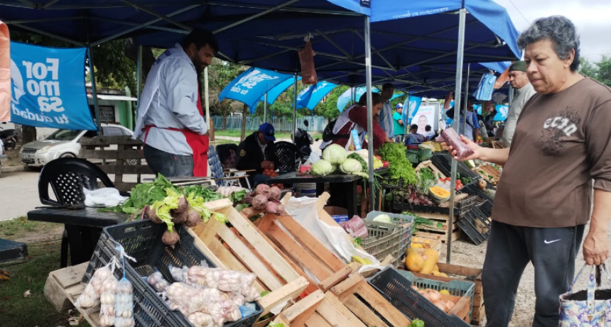 Productos frutihortícolas, pescados de mar y carne de cerdo, a precios populares, en el barrio Villa del Carmen