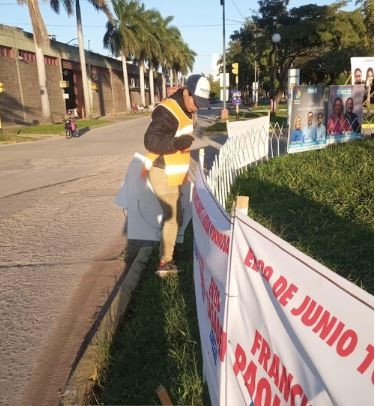 El municipio arrancó un intenso operativo para el retiro de carteles de campaña