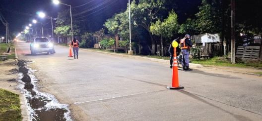 El conductor de un auto embistió a dos policías y terminó detenido