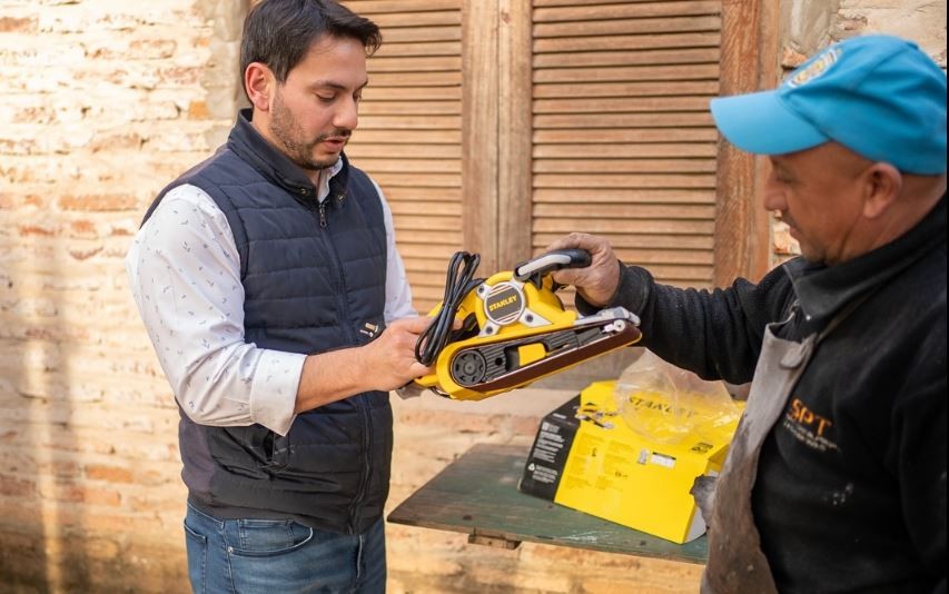 Con oficio y creatividad, convierte materiales descartados en piezas de gran valor