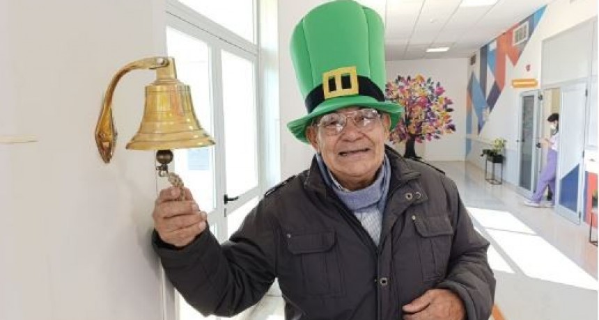 Bernardo finalizó su tratamiento y tocó la campana del Centro de Medicina Nuclear: “Me ayudaron a vencer al cáncer”