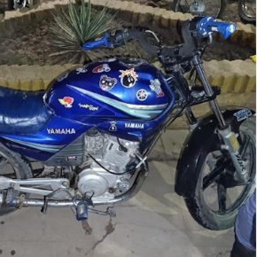Detuvieron a tres sujetos y recuperaron una motocicleta