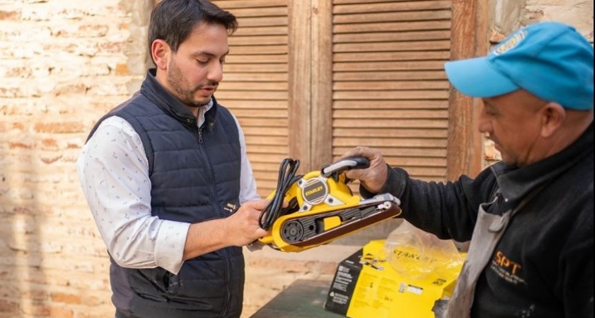 Con oficio y creatividad, convierte materiales descartados en piezas de gran valor