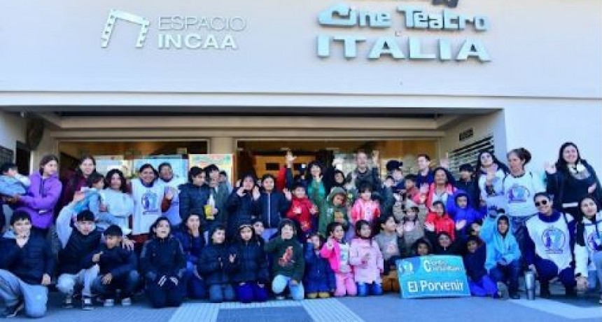 Niños de Centros Comunitarios concurrieron al cine Italia