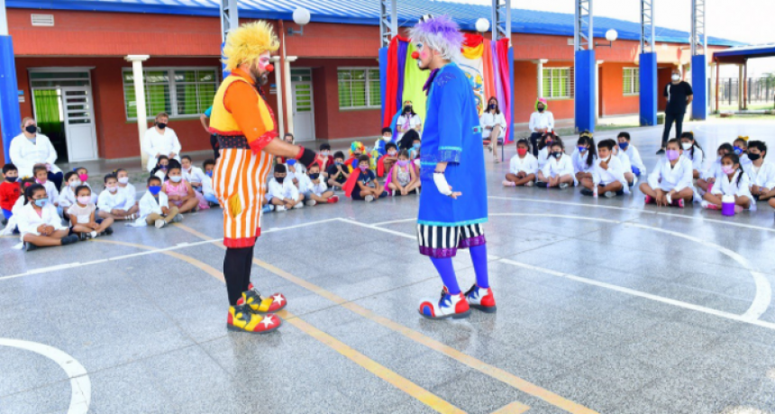 La compa&ntilde;&iacute;a de teatro &ldquo;Los de al lado&rdquo; present&oacute; &ldquo;Payesadas&rdquo; en instituci&oacute;n educativa