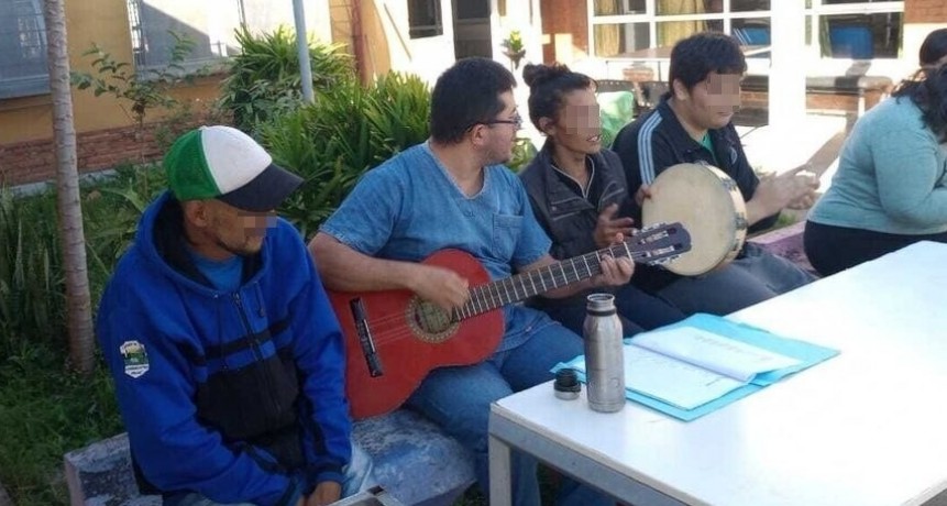 Pacientes de salud mental disfrutan con entusiasmo del taller de música