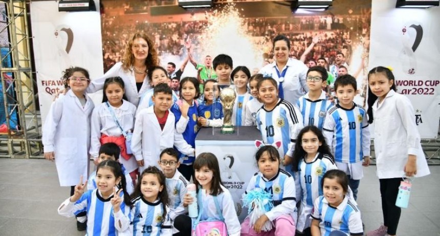 Miles de vecinos disfrutan de la exhibición de las copas en la Ciudad