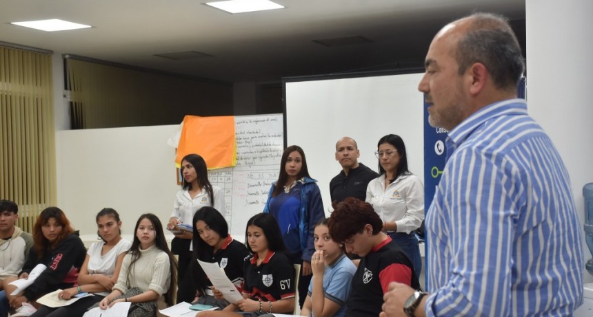 Defensa al Consumidor y el IAS brindaron charla sobre el uso responsable de las TICs a referentes de las FeCES