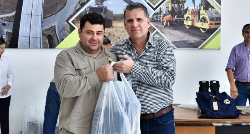 Entregaron uniformes al personal de la Dirección Provincial de Vialidad