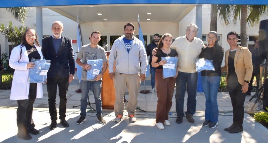 La UPLaB entregó indumentaria a estudiantes de Enfermería y Medicina