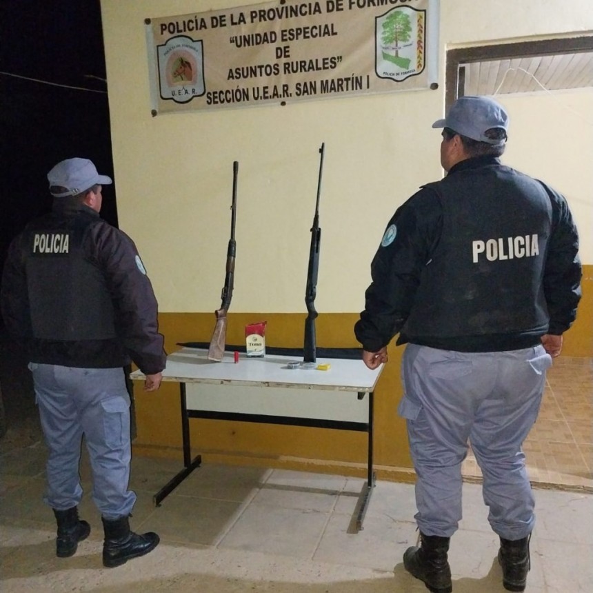 Hallaron un automóvil abandonado que tenía en su interior un arma de fuego y un rifle de aire comprimido