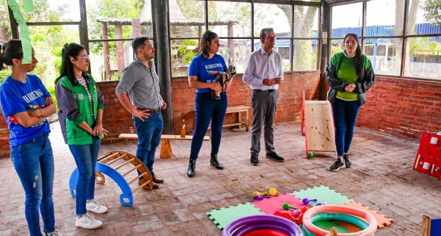 El especialista en Autismo José Luis Cuesta Gómez visitó el Programa de Equinoterapia del IAS