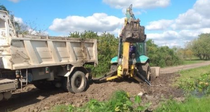 Máquinas y efectivos comunales encararon diversos trabajos de optimización en barrios