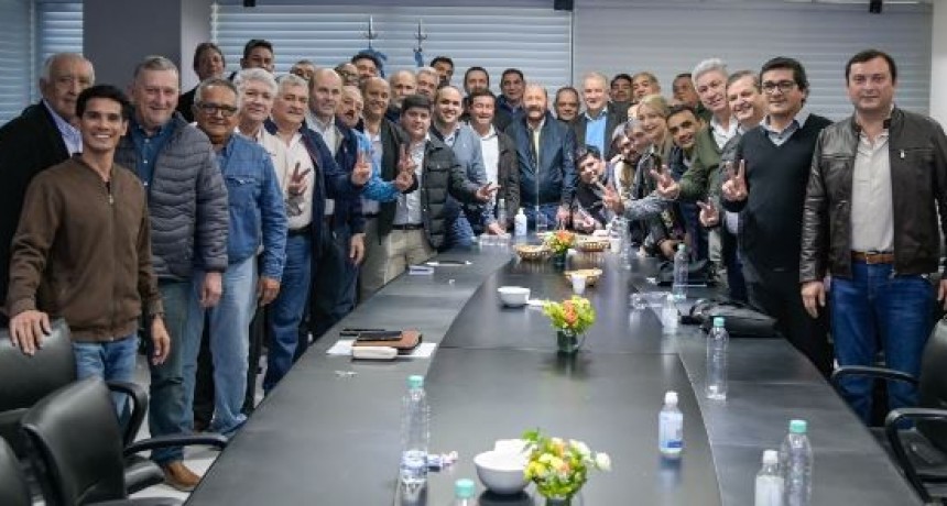 Insfrán se reunió con intendentes y presidentes de comisiones de fomento