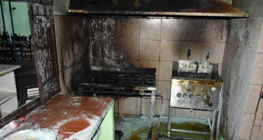 Dos personas terminaron con quemaduras producto de un principio de incendio en un local de comidas del mercadito