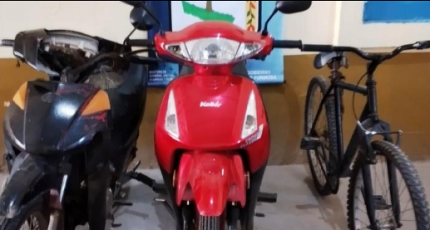 Polic&iacute;as detuvieron a dos hombres y recuperaron dos motos y una bici